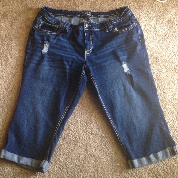 Plus size denim capris. Size. 22