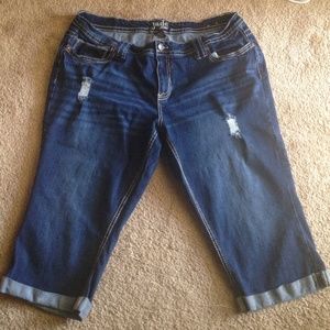 Plus size denim capris. Size. 22