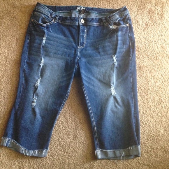 Plus size denim capris. Size 22
