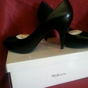 NEW  9W Leather Peep Toe Black Pump