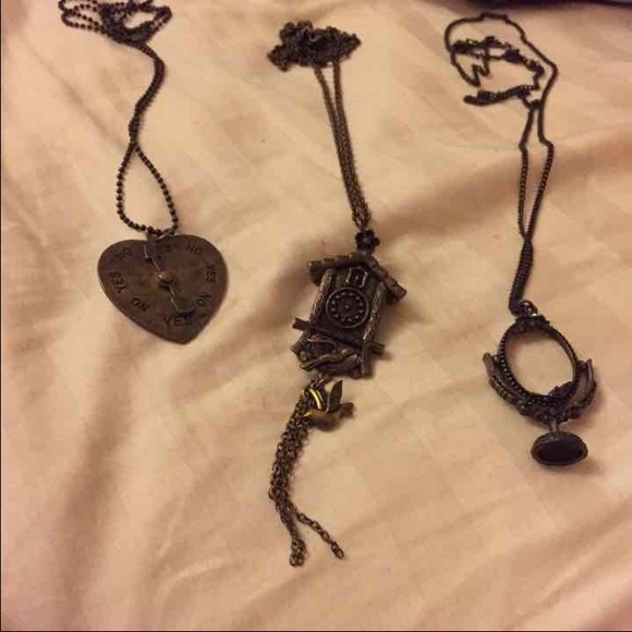 Necklace bundle :) can sell desperately as well