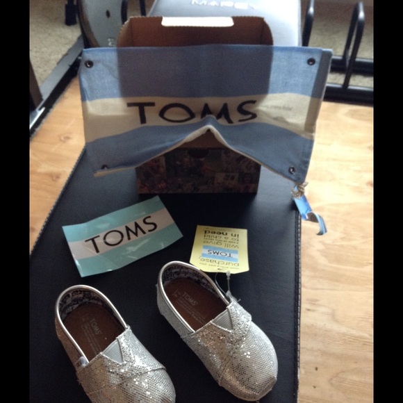 💗💗Toddler TOMS ❤️❤️ - Picture 2 of 3