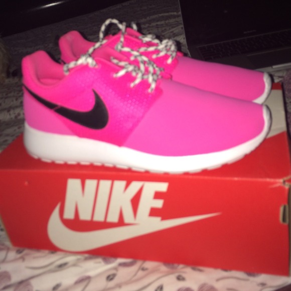NEVER WORN NIKE ROSHERUN