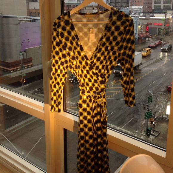 Patterned wrap dress - Von Furstenburg style!