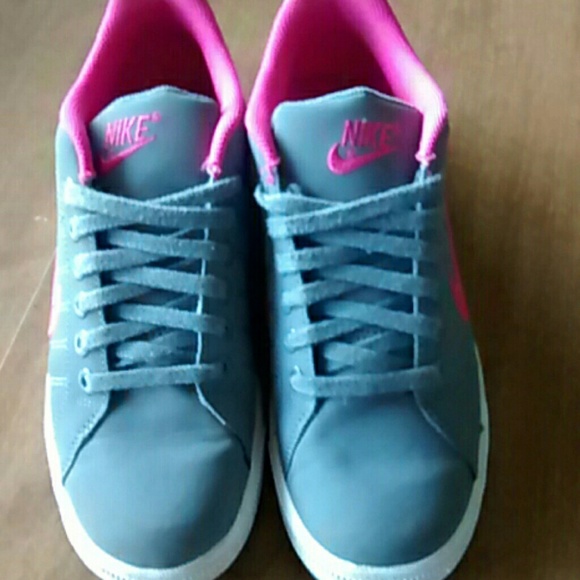 Grey and pink nikes - Picture 2 of 4