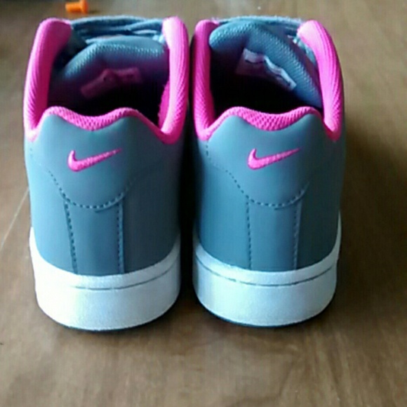 Grey and pink nikes - Picture 3 of 4