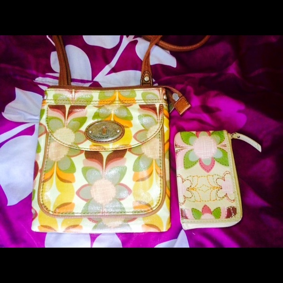 🎊🎊FOSSIL ❤️cross body and matching wallet.