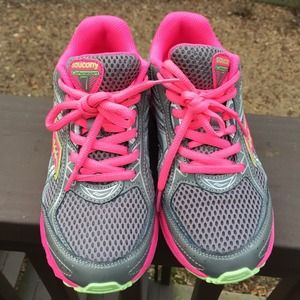 Saucony Cohesion Kids size 2 sneaker