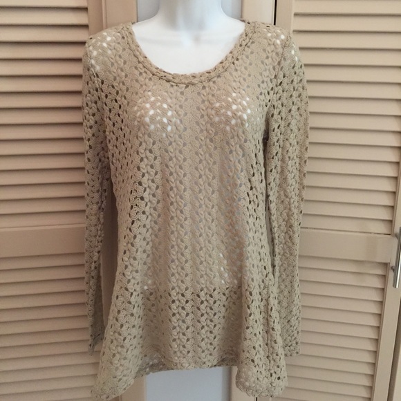Crystal K Tops - 🌺Beautiful knit sweater🌺