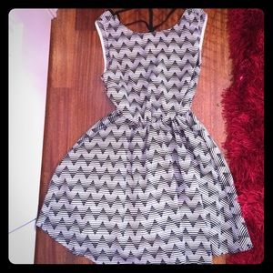Black triangle print with white stripes