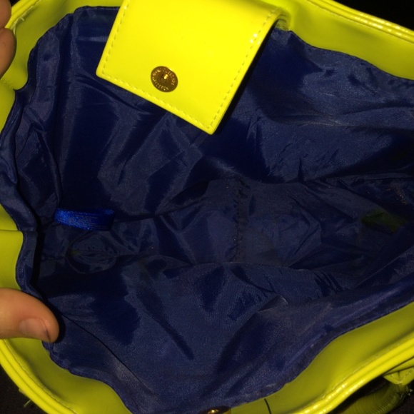 Fluorescent yellow handbag with blue fabric lining - Picture 2 of 2