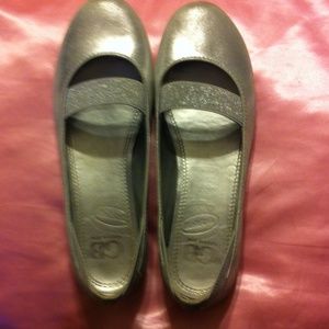 Gianni Bini size 9. Silver flats