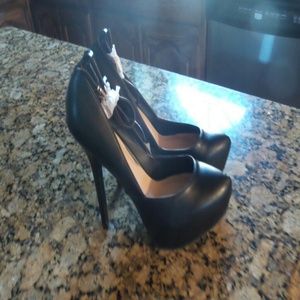 Reduced Black 6" heels sz 10