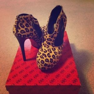 Size 6 Guess Booties