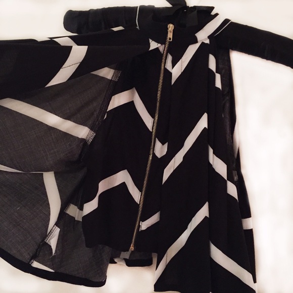 Crop top with 2 layers, zip back - Picture 2 of 3