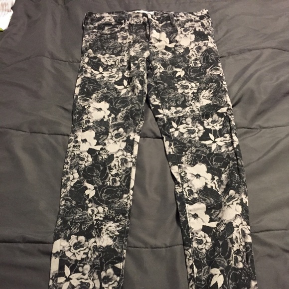 Bullhead Black floral skinny jeans size 9
