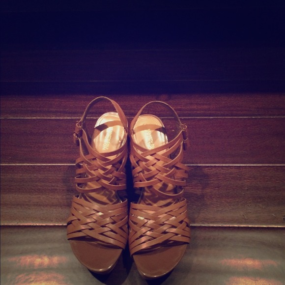 💢💢SOLD!!!💢💢Kenneth Cole Sandals