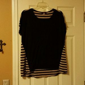 Hold!!! Flattering black and tan top