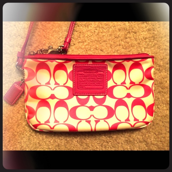 Classic C wristlet