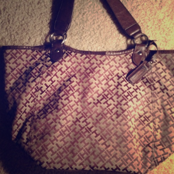 Tommy Hilfiger Handbags - Tommy Hilfiger purse