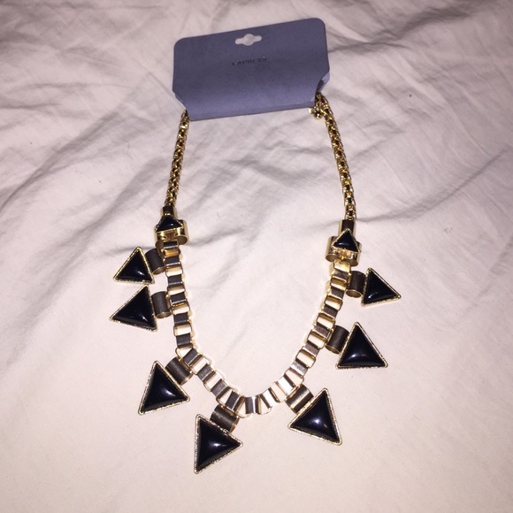 Express statement necklace