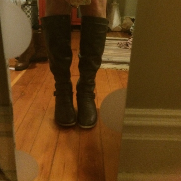 Brown boot with red zipper