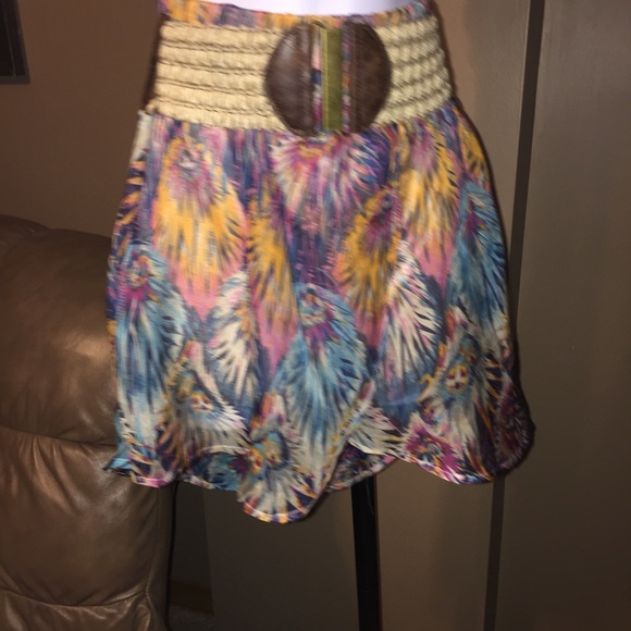 Adorable floral print belted skirt.