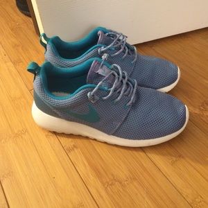 Roshe run, never worn, light blue and teal