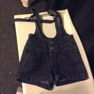 Juniors Suspender shorts 💕