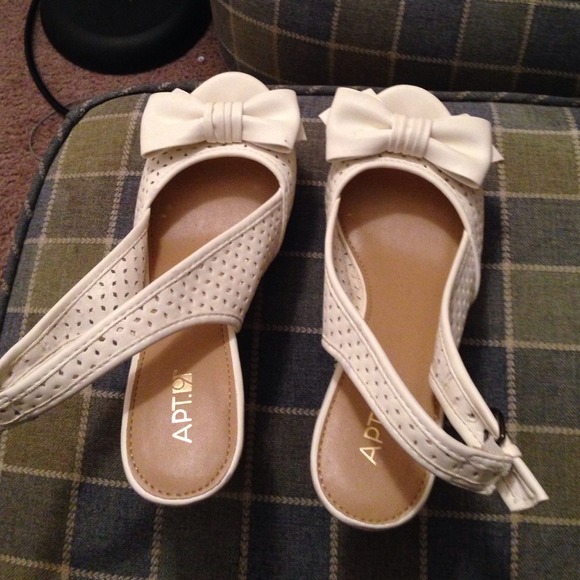 Apt. 9 White Wedges