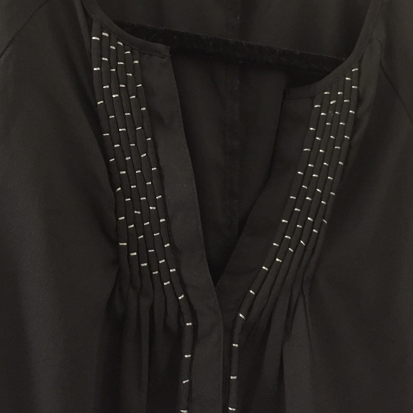 Black Guess top. Simple and sleek. - Picture 2 of 4