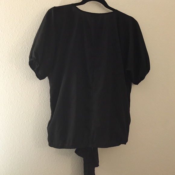 Black Guess top. Simple and sleek. - Picture 4 of 4