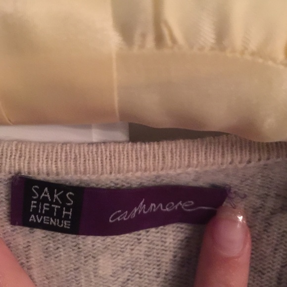 Saks 5 th cashmere sweater - Picture 2 of 2