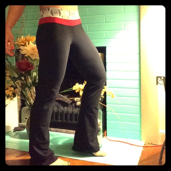 Lulu groove yoga pants red and white FIRM PRICE 👍