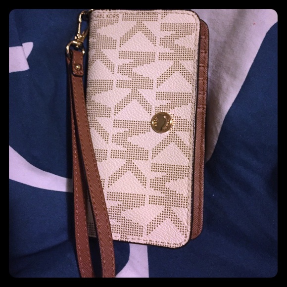 Michael kors wristlet