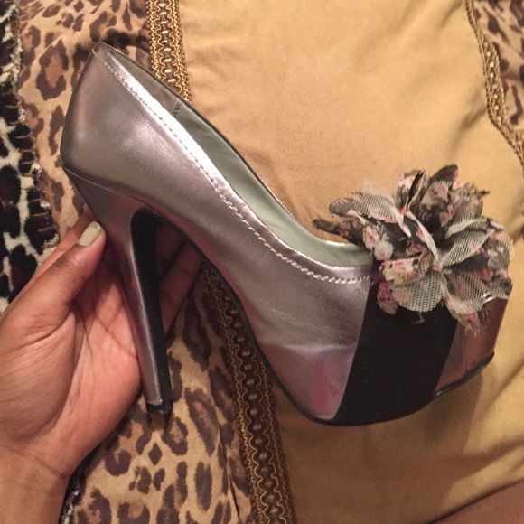 Metallic Heels with flower bow rarely worn - Picture 1 of 4