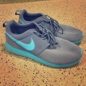 ROSHE RUN SUEDE BLUE AND GREY