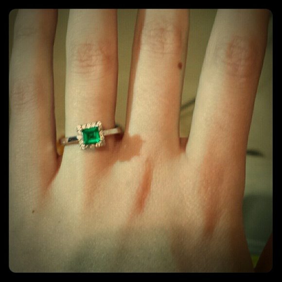 15 CT white gold ring