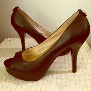 MICHAEL Michael Kors black leather pumps