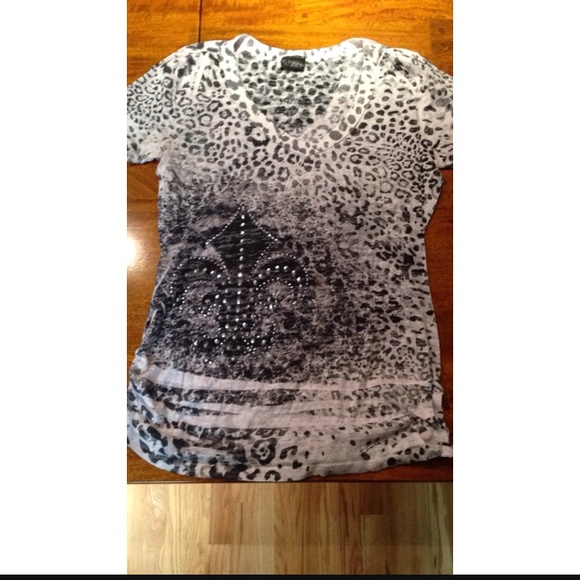 Buckle v-neck - Picture 1 of 2