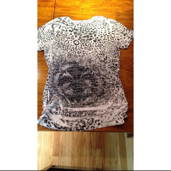 Buckle v-neck - Picture 2 of 2