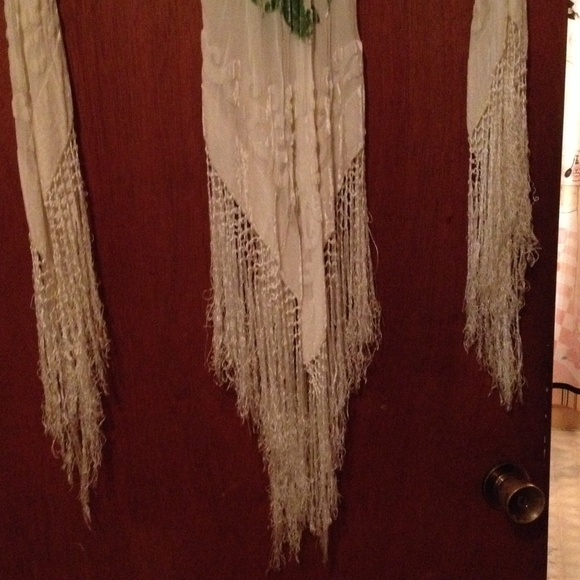 A elegant white silk fringe skit/top - Picture 3 of 3