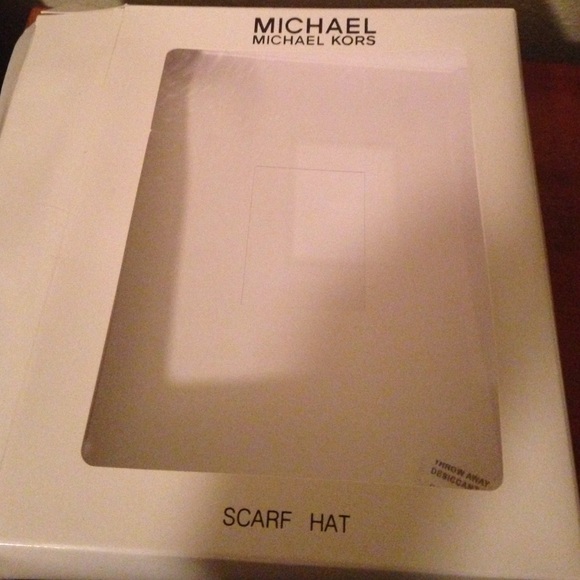 Mk scarf and beanie - Picture 2 of 2