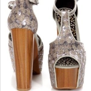 I wanna dance with somebody with somebody who 💗me