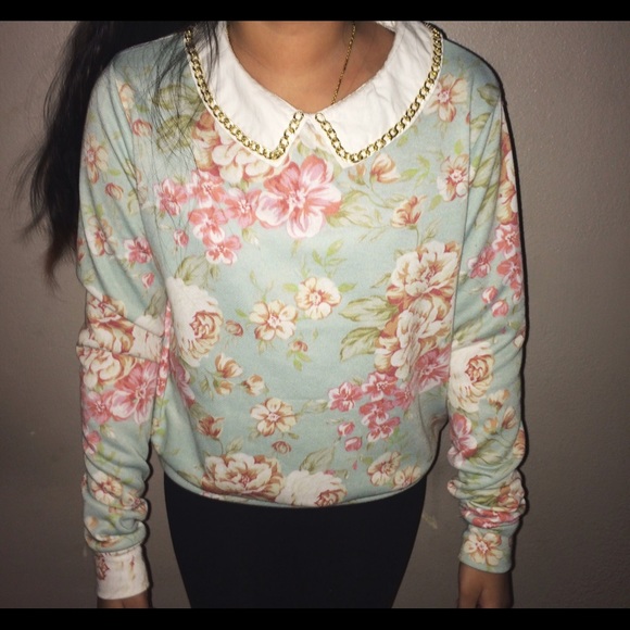 peterpan collar sweater .