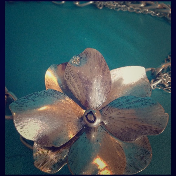 Beautiful Jessica Simpson Flower Necklace.