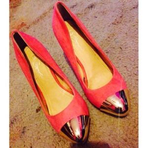 Peachy pink , Gold toe heel