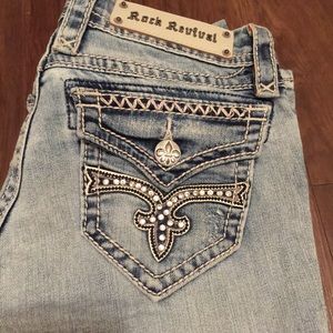 ✌️Rock Revival jeans with rhinestone detail😍