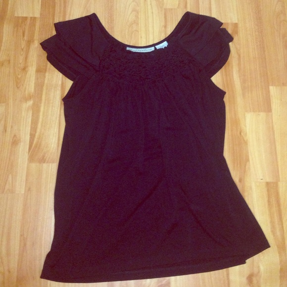 Adorable black top!