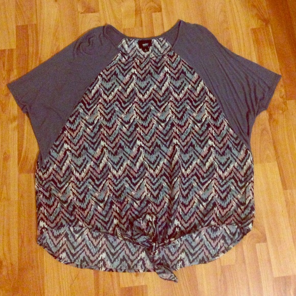 Printed top that ties in front